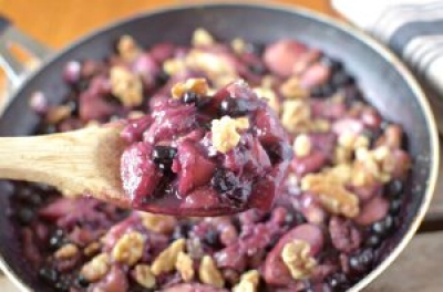 Easy Five Ingredient Skillet Blueberry-Peach Crumble!